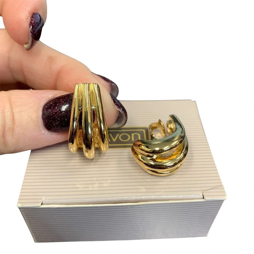 Avon GoldTone Classic Triple Hoop clip Women's Earrings small NIB 1989